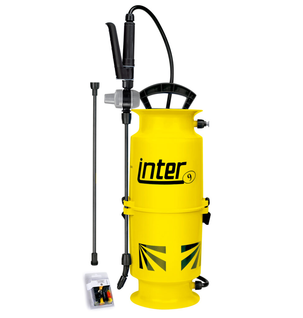 Compression sprayer with an integrated design that facilitates the filling and pressurisation functions of the tank. It includes a pressure regulator that ensures homogeneous spraying of all types of treatments.
